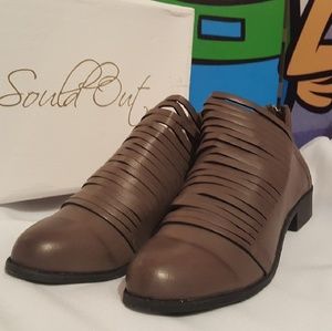 ⬇️ Taupe Strappy Fringe Leather Booties Size 7